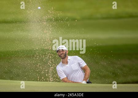 BANGKOK, THAILAND - 7. OKTOBER: Dustin Johnson aus den Vereinigten Staaten von Amerika auf Loch 7 während der ersten Runde auf dem LIV GOLF INVITATIONAL BANGKOK auf dem Stonehill Golf Course am 7. Oktober 2022 in Bangkok, THAILAND (Foto: Peter van der Klooster/Alamy Live News) Stockfoto