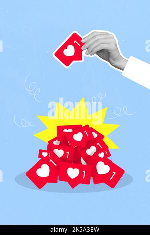 Vertikale Collage Foto von schwarz weiß Hand halten werfen rot mag in Haufen machen Lagerfeuer Rauch brennen isoliert auf türkisfarbenem Hintergrund Stockfoto
