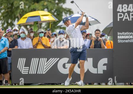 BANGKOK, THAILAND - 7. OKTOBER: Bryson DeChambeau der Vereinigten Staaten von Amerika auf Loch 8 während der ersten Runde auf dem LIV GOLF INVITATIONAL BANGKOK auf dem Stonehill Golf Course am 7. Oktober 2022 in Bangkok, THAILAND (Foto von Peter van der Klooster/Alamy Live News) Stockfoto