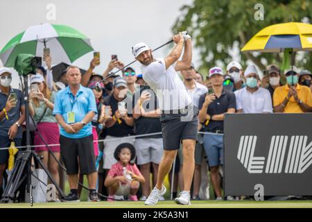 BANGKOK, THAILAND - 7. OKTOBER: Dustin Johnson aus den Vereinigten Staaten von Amerika auf Loch 8 während der ersten Runde auf dem LIV GOLF INVITATIONAL BANGKOK auf dem Stonehill Golf Course am 7. Oktober 2022 in Bangkok, THAILAND (Foto: Peter van der Klooster/Alamy Live News) Stockfoto