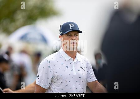 BANGKOK, THAILAND - 7. OKTOBER: Bryson DeChambeau der Vereinigten Staaten von Amerika auf Loch 8 während der ersten Runde auf dem LIV GOLF INVITATIONAL BANGKOK auf dem Stonehill Golf Course am 7. Oktober 2022 in Bangkok, THAILAND (Foto von Peter van der Klooster/Alamy Live News) Stockfoto