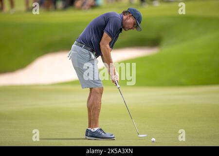 BANGKOK, THAILAND - 7. OKTOBER: Phil Mickelson aus den Vereinigten Staaten von Amerika auf Loch 7 während der ersten Runde auf dem LIV GOLF INVITATIONAL BANGKOK auf dem Stonehill Golf Course am 7. Oktober 2022 in Bangkok, THAILAND (Foto: Peter van der Klooster/Alamy Live News) Stockfoto