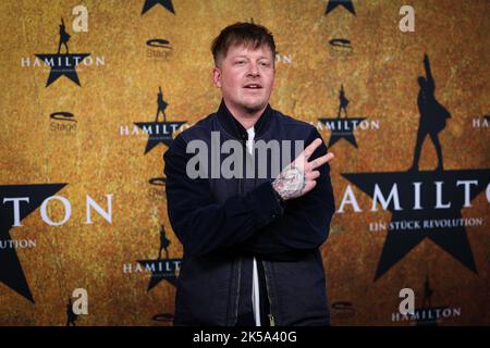 Hamburg, Deutschland. 06. Oktober 2022. Rapper Nico Suave läuft auf dem roten Teppich zur deutschen Premiere des Musicals 'Hamilton' im Operettenhaus Hamburg. Quelle: Christian Charisius/dpa/Alamy Live News Stockfoto