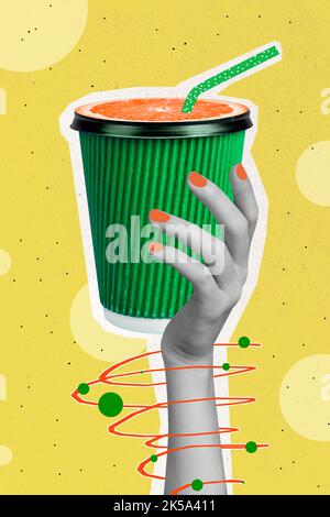 Kreative Collage Foto von schwarz weiß Hand halten grüne Tasse Getränk zum Mitnehmen frischen gesunden Saft auf gelbem Hintergrund isoliert Stockfoto