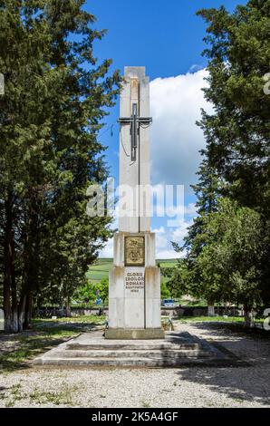 OARBA DE MURES, MURES, RUMÄNIEN – 30. MAI 2021: Denkmal für rumänische Helden des Zweiten Weltkriegs am 30. Mai 2021 in Oarba de Mures, Siebenbürgen Stockfoto