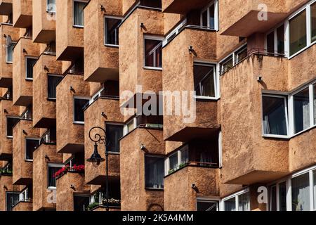 Teil einer modernen Wohnwohnung mit flachem Gebäude außen. Detail von ew Brown Haus und Hauskomplex. Fragment der städtischen Immobilien der Stadt Stockfoto