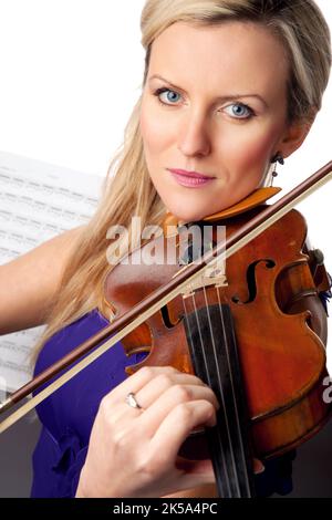 Leidenschaft für Musik. Studioaufnahme einer schönen jungen Frau, die Geige spielt. Stockfoto