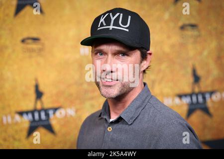 Hamburg, Deutschland. 06. Oktober 2022. Matthias Schloo, Schauspieler, läuft auf dem roten Teppich zur deutschen Premiere des Musicals 'Hamilton' im Operettenhaus Hamburg. Quelle: Christian Charisius/dpa/Alamy Live News Stockfoto