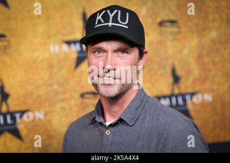 Hamburg, Deutschland. 06. Oktober 2022. Matthias Schloo, Schauspieler, läuft auf dem roten Teppich zur deutschen Premiere des Musicals 'Hamilton' im Operettenhaus Hamburg. Quelle: Christian Charisius/dpa/Alamy Live News Stockfoto