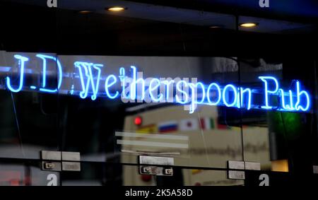 Foto vom 20/1/2009 einer allgemeinen Ansicht eines JD Wetherspoon Pubs, da die Kneipenkette vor einer „großen Herausforderung“ steht, um die Pubgoers wieder in ihre Bars zu bringen, nachdem sie sich während der Pandemie an das Trinken von billigem Supermarktbier gewöhnt haben, sagte der Chef des Unternehmens. Stockfoto