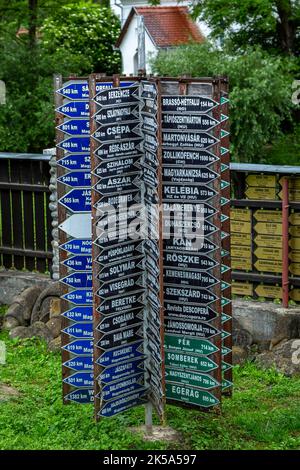 CRISENI, HARGHITA, RUMÄNIEN-JUNI 20: Dekorative Indikatoren im Innenhof des Strohhut-Museums am 20. Juni 2021 in Criseni, Harghita. Stockfoto