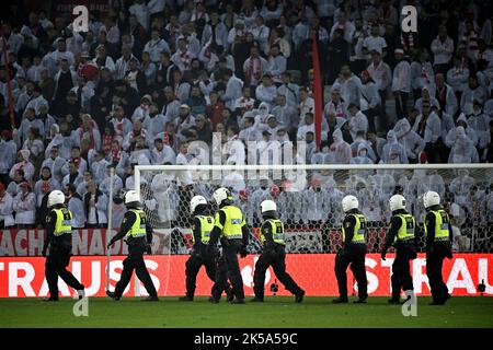 Malmö, Schweden, 6. Oktober 2022. Die Bereitschaftspolizei nimmt eine Person fest und nimmt sie mit, nachdem die Anhänger während des Europa League-, Gruppen-D-Fußballspiels zwischen Malmö FF und dem FC Union Berlin am Donnerstag im Eleda Stadium, Malmö, Schweden, 6. Oktober 2022 ein Feuerwerk auf dem Spielfeld und an den Tribünen abgefeuert haben. Foto: Johan Nilsson / TT / 50090 Stockfoto