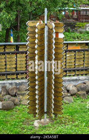 CRISENI, HARGHITA, RUMÄNIEN-JUNI 20: Dekorative Indikatoren im Innenhof des Strohhut-Museums am 20. Juni 2021 in Criseni, Harghita. Stockfoto