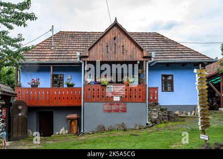 CRISENI, HARGHITA, RUMÄNIEN-JUNI 20: Strohhut-Museum am 20. Juni 2021 in Criseni, Harghita. Stockfoto