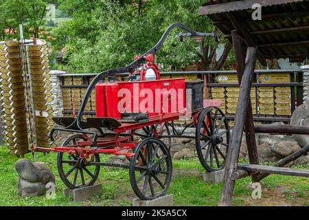 CRISENI, HARGHITA, RUMÄNIEN-JUNI 20: Alter Feuerwehrwagen - Dekoration im Innenhof des Strohhut-Museums am 20. Juni 2021 in Criseni, Harghita. Stockfoto