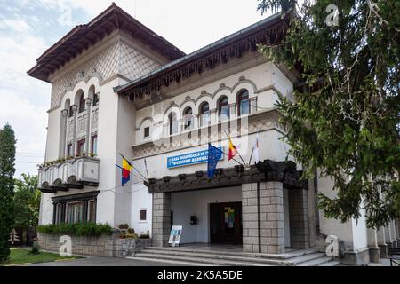 Novaci, Kreis Gorj, Rumänien – 24. Juli 2022: Sitz des Kulturhauses in Novaci, Gorj, Rumänien Stockfoto