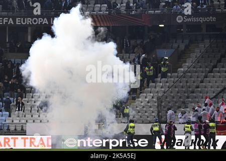 Malmö, Schweden, 6. Oktober 2022. Die Bereitschaftspolizei nimmt eine Person fest und nimmt sie mit, nachdem die Anhänger während des Europa League-, Gruppen-D-Fußballspiels zwischen Malmö FF und dem FC Union Berlin am Donnerstag im Eleda Stadium, Malmö, Schweden, 6. Oktober 2022 ein Feuerwerk auf dem Spielfeld und an den Tribünen abgefeuert haben. Foto: Johan Nilsson / TT / 50090 Stockfoto
