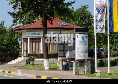 Novaci, Kreis Gorj, Rumänien – 24. Juli 2022: Das Touristeninformationszentrum in Novaci, Gorj, Rumänien Stockfoto