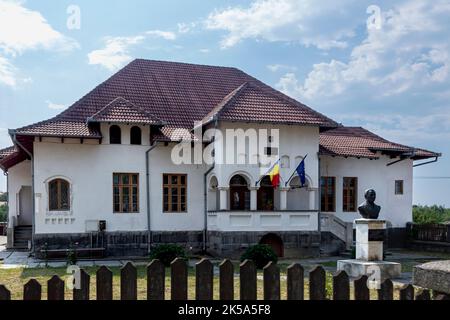 Novaci, Kreis Gorj, Rumänien – 24. Juli 2022: Gerichtsgebäude in Novaci, Gorj, Rumänien Stockfoto