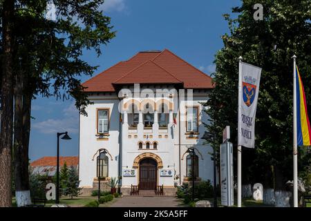 Novaci, Kreis Gorj, Rumänien – 24. Juli 2022: Gebäude des Rathauses in Novaci, Gorj, Rumänien Stockfoto