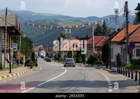 Novaci, Kreis Gorj, Rumänien – 24. Juli 2022: Straßenansicht am 24. Juli 2022 in Novaci, Gorj, Rumänien Stockfoto