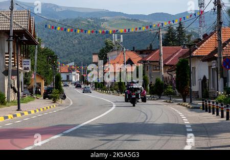 Novaci, Kreis Gorj, Rumänien – 24. Juli 2022: Straßenansicht am 24. Juli 2022 in Novaci, Gorj, Rumänien Stockfoto