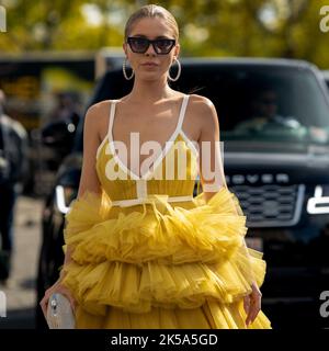 Victoria Swarovski Street Style während der Paris Fashion Week SS23 Stockfoto