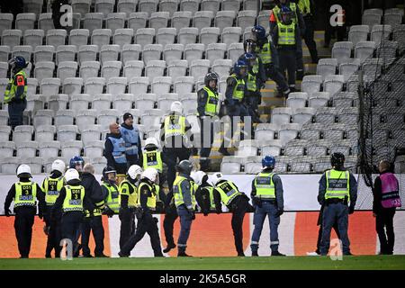Die Bereitschaftspolizei verhaftete und entführte eine Person, nachdem Unterstützer während der Europa League, Gruppe D, am Donnerstag ein Feuerwerk auf dem Spielfeld und auf den Tribünen abfeuern Stockfoto