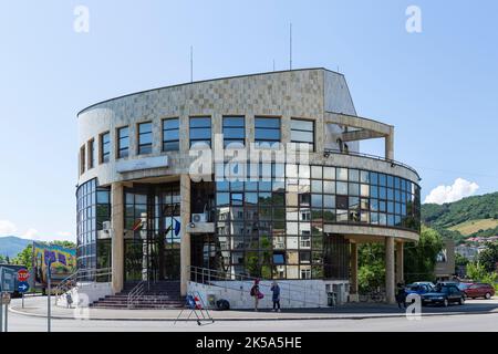 Orsova, Rumänien - 13. Juni 2022: Das Gebäude der Steuerverwaltung auf Orsova, Mehedinti, Rumänien. Stockfoto