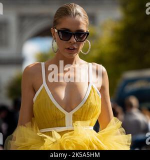 Victoria Swarovski Street Style während der Paris Fashion Week SS23 Stockfoto