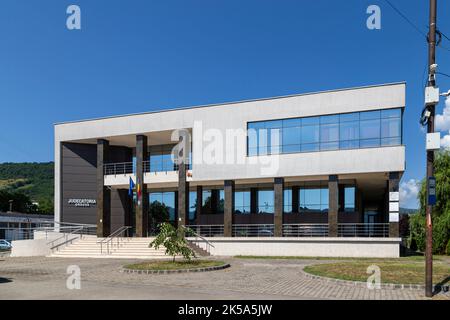 Orsova, Rumänien - 13. Juni 2022: Gerichtsgebäude in Orsova, Mehedinti, Rumänien. Stockfoto