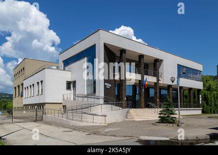 Orsova, Rumänien - 13. Juni 2022: Gerichtsgebäude in Orsova, Mehedinti, Rumänien. Stockfoto