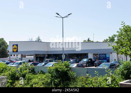 Orsova, Rumänien - 13. Juni 2022: Ansicht des Lidl-Ladens in Orsova, Mehedinti, Rumänien. Stockfoto