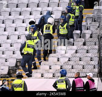 Malmö, Schweden, 6. Oktober 2022. Die Bereitschaftspolizei nimmt eine Person fest und nimmt sie mit, nachdem die Anhänger während des Europa League-, Gruppen-D-Fußballspiels zwischen Malmö FF und dem FC Union Berlin am Donnerstag im Eleda Stadium, Malmö, Schweden, 6. Oktober 2022 ein Feuerwerk auf dem Spielfeld und an den Tribünen abgefeuert haben. Foto: Johan Nilsson / TT / 50090 Stockfoto