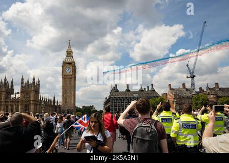 Menschen, die den RAF-Flipper beim Platin-Jubiläum der Königin Elizabeth, Londo, Großbritannien, beobachten Stockfoto