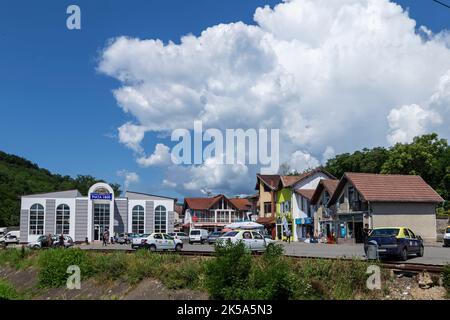 Orsova, Rumänien - 13. Juni 2022: Blick auf den Platz 1800 in Orsova, Mehedinti, Rumänien. Stockfoto
