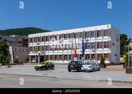 Orsova, Rumänien - 13. Juni 2022: Gebäude des Rathauses in Orsova, Mehedinti, Rumänien. Stockfoto
