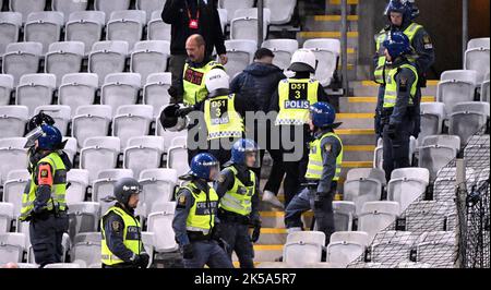 Die Bereitschaftspolizei verhaftete und entführte eine Person, nachdem Unterstützer während der Europa League, Gruppe D, am Donnerstag ein Feuerwerk auf dem Spielfeld und auf den Tribünen abfeuern Stockfoto