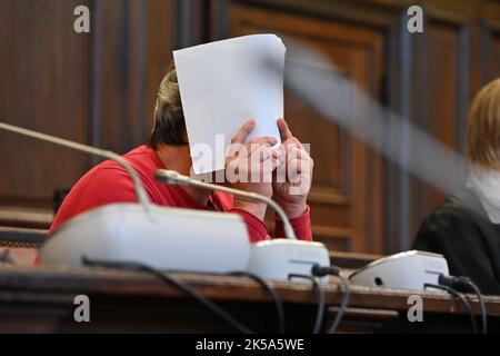 Hamburg, Deutschland. 07. Oktober 2022. Der Angeklagte sitzt vor Beginn des Prozesses in einem Gerichtssaal im Strafjustizgebäude. Der 47-jährige Angeklagte soll einen 63-jährigen Mann mit einem Messer am Hamburger Michel (St. Michaels Hauptkirche) am Morgen des 28. März 2022. Quelle: Jonas Walzberg/dpa/Alamy Live News Stockfoto