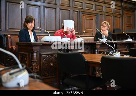 Hamburg, Deutschland. 07. Oktober 2022. Der Angeklagte (M) sitzt vor Beginn des Prozesses zwischen seinem Dolmetscher (l) und seinem Verteidiger (r) in einem Gerichtssaal im Strafjustizgebäude. Der 47-jährige Angeklagte soll einen 63-jährigen Mann mit einem Messer am Hamburger Michel (St. Michaels Hauptkirche) am Morgen des 28. März 2022. Quelle: Jonas Walzberg/dpa/Alamy Live News Stockfoto