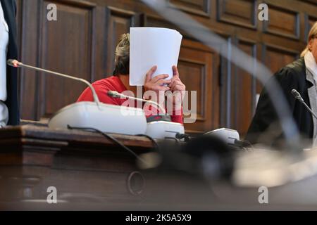 Hamburg, Deutschland. 07. Oktober 2022. Der Angeklagte (m) sitzt vor Beginn des Prozesses in einem Gerichtssaal im Strafjustizgebäude. Der 47-jährige Angeklagte soll einen 63-jährigen Mann mit einem Messer am Hamburger Michel (St. Michaels Hauptkirche) am Morgen des 28. März 2022. Quelle: Jonas Walzberg/dpa/Alamy Live News Stockfoto