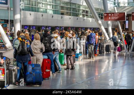 Flughafen Düsseldorf - Flughafen DUS International, Reisende in der Abflughalle Stockfoto