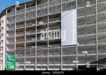 Parkhaus und Mietwagencenter am Flughafen Düsseldorf - Flughafen DUS Stockfoto