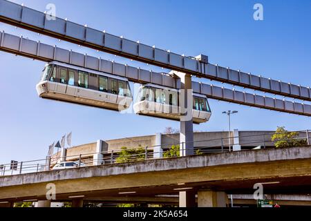 Flughafen Düsseldorf - der Sky Train verbindet das Terminal mit dem Flughafenbahnhof und verschiedenen Parkplätzen auf dem Flughafengelände Stockfoto