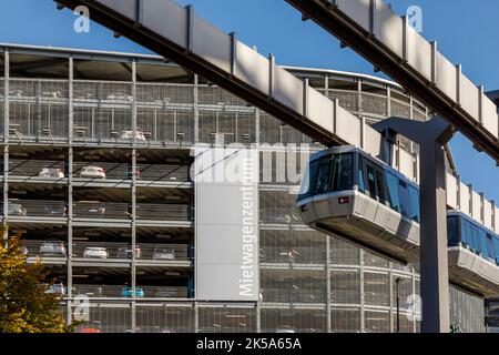 Flughafen Düsseldorf - der Sky Train verbindet das Terminal mit dem Flughafenbahnhof und verschiedenen Parkplätzen auf dem Flughafengelände Stockfoto