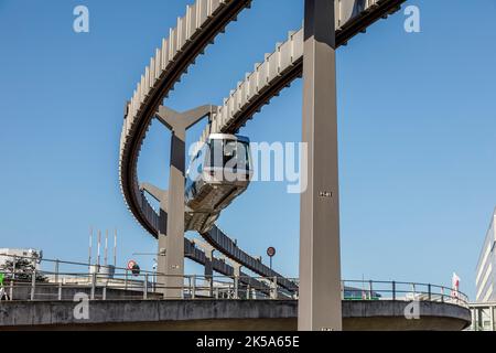 Flughafen Düsseldorf - der Sky Train verbindet das Terminal mit dem Flughafenbahnhof und verschiedenen Parkplätzen auf dem Flughafengelände Stockfoto