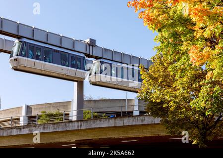 Flughafen Düsseldorf - der Sky Train verbindet das Terminal mit dem Flughafenbahnhof und verschiedenen Parkplätzen auf dem Flughafengelände Stockfoto