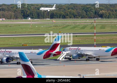 Flughafen Düsseldorf - Eurowings-Flugzeuge bleiben am Boden, Aegean-Flugzeuge nähern sich Stockfoto