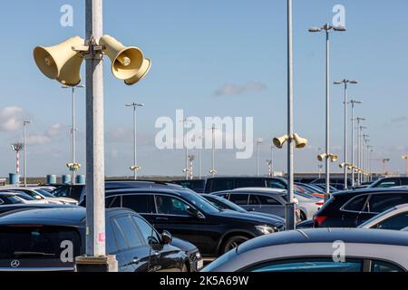 Beschallungssystem auf dem Parkdeck am Flughafen Düsseldorf - Flughafen DUS Stockfoto