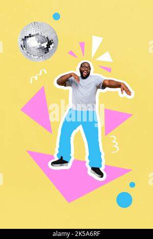 Vertikale Collage Porträt von positiv zufrieden Kerl tanzen Clubbing Disco Ball isoliert auf gemalten kreativen Hintergrund Stockfoto